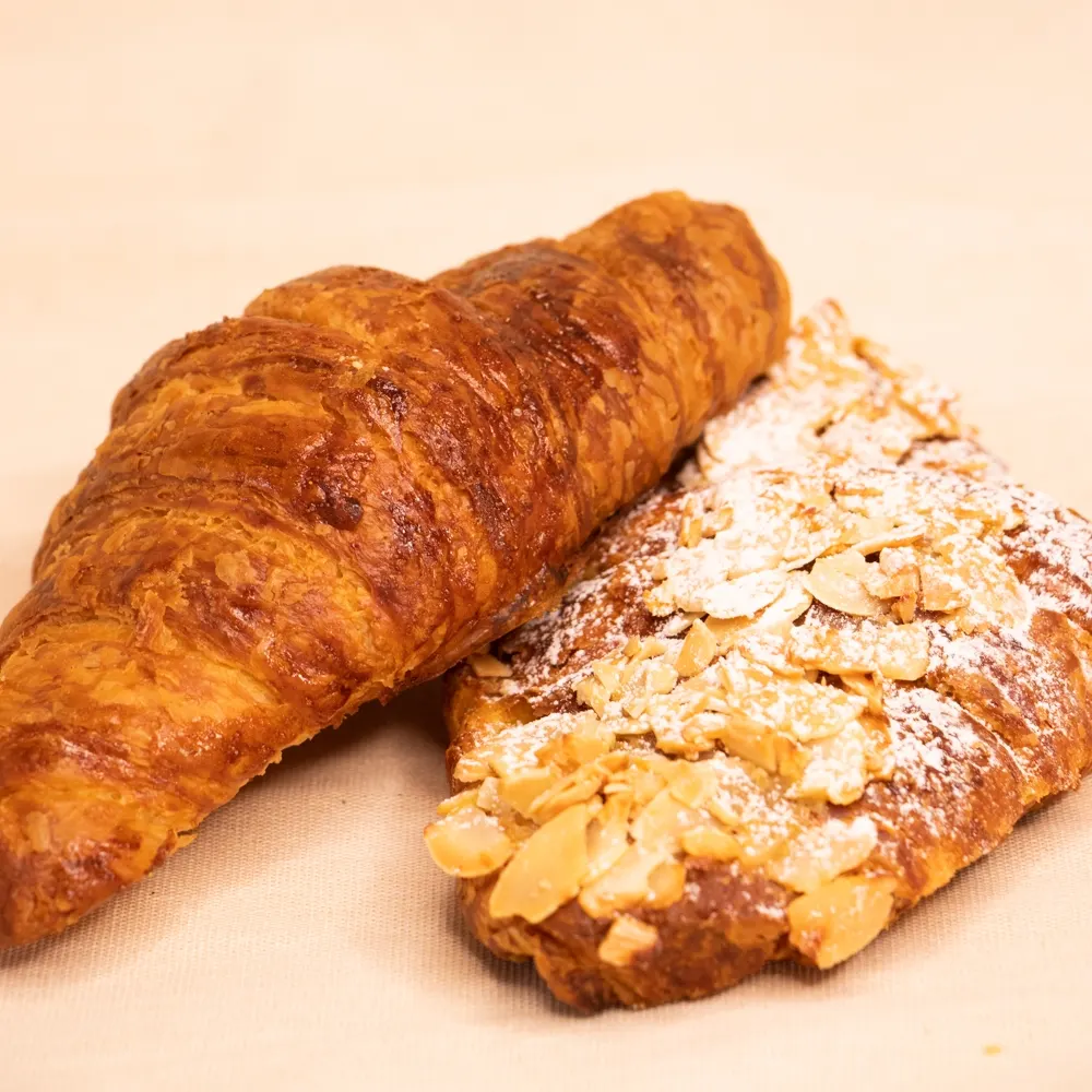 Croissant y cuernito de almendras panadería artesanal Querétaro