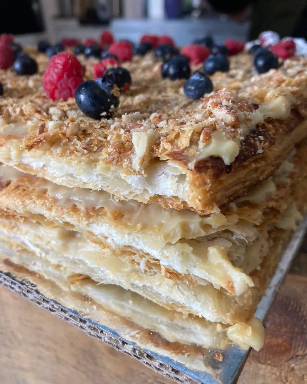 Milhojas con crema y frutos rojos pastelería artesanal Querétaro